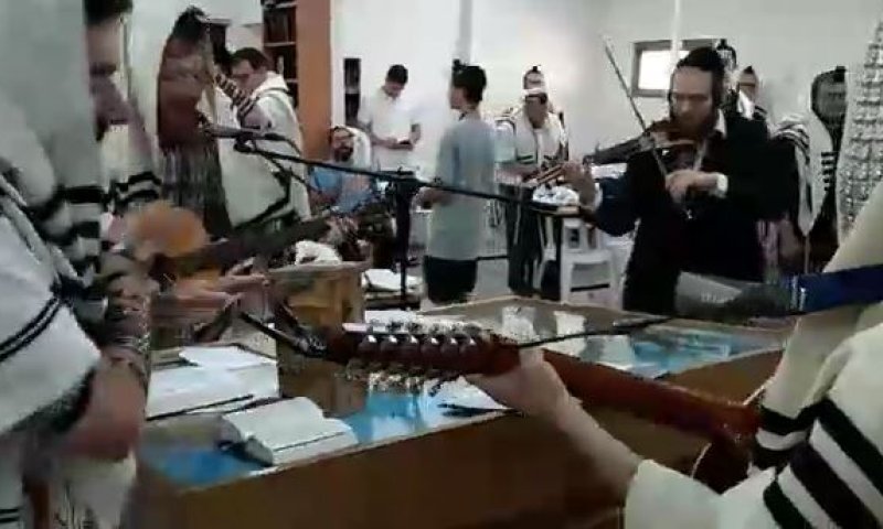 צפו: קהילת קרליבך בשירה וריקודים לתפילת ראש חודש