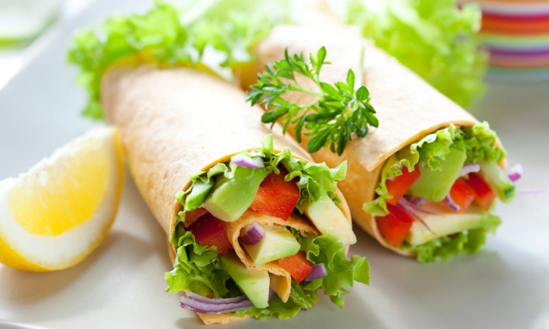 מעדן מקסיקני: טורטיות ממולאות באבוקדו ובסלט טונה