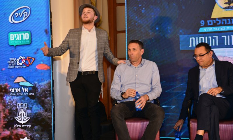 צפו: אמן החושים שהדהים את חברי הכנסת