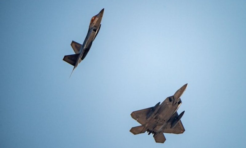 בזמן המו"מ עם איראן: ארה"ב פורסת עוד עשרות מטוסי קרב באזור