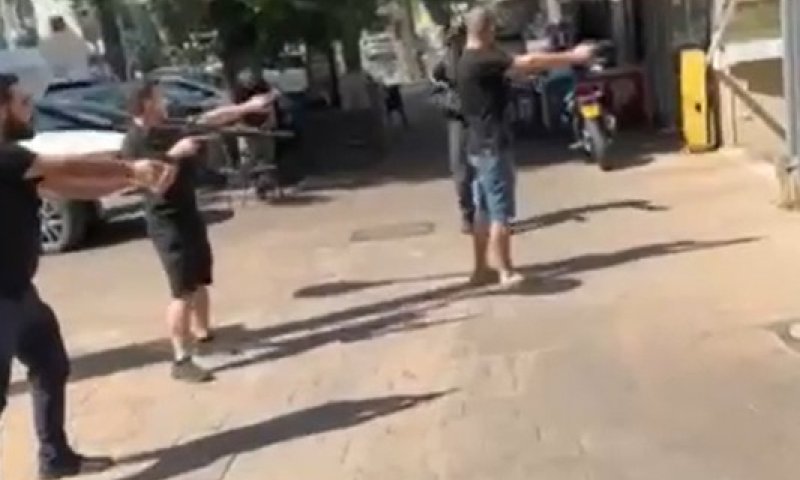 בנשקים שלופים: אזרחים הכריעו את המחבל. צפו