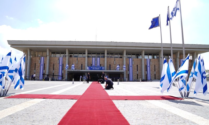 תחת הגבלות חריפות: הכנסת ה- 23 מושבעת