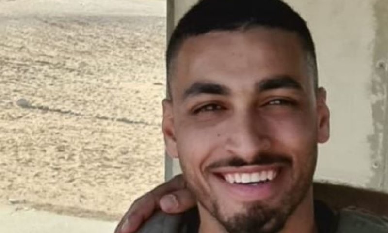 אם הלוחם נגד בנט: "בושה; השיחה תשודר בכל העולם"