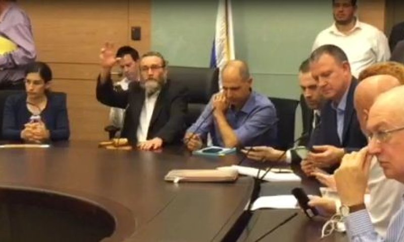 דרמה: גפני נעל את הישיבה מבלי להצביע על התקציב. צפו