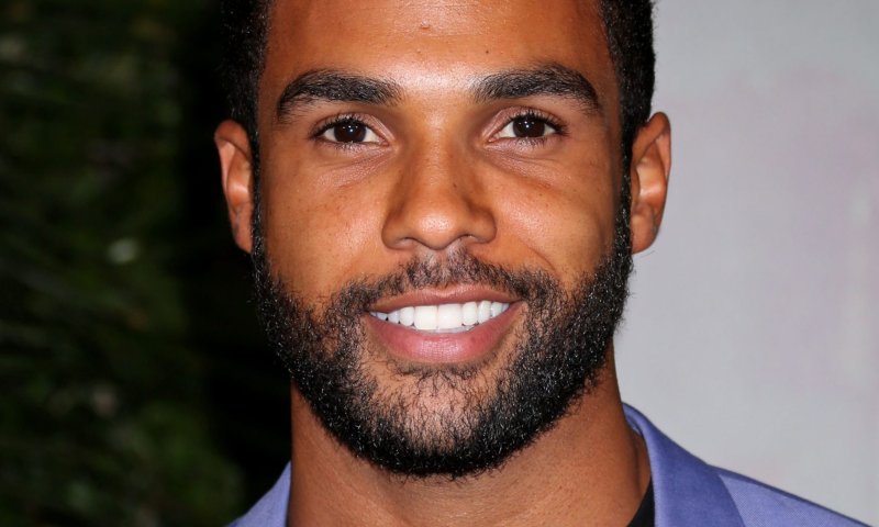 כוכב אמילי בפריז בדרך לתפקיד ג'יימס בונד?