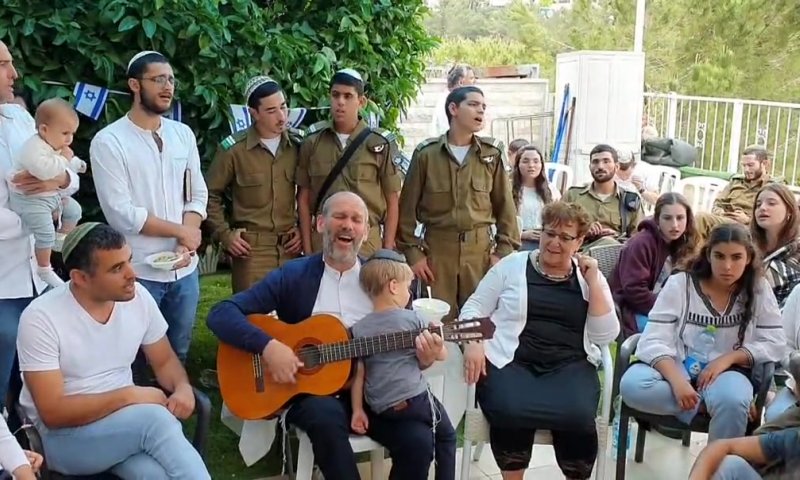 שירת "והיא שעמדה" בחצר ביתה של מרים פרץ. צפו
