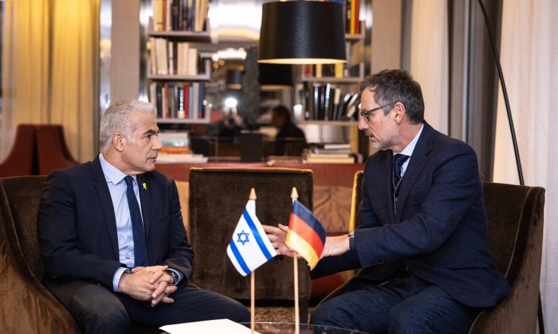 לפיד בגרמניה: "לחץ כלכלי על חמאס יביא לשחרור חטופים"