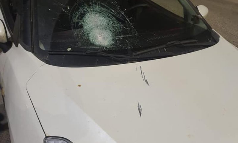 בעלה ובנה של העיתונאית הסרוגה נקלעו למארב אבנים