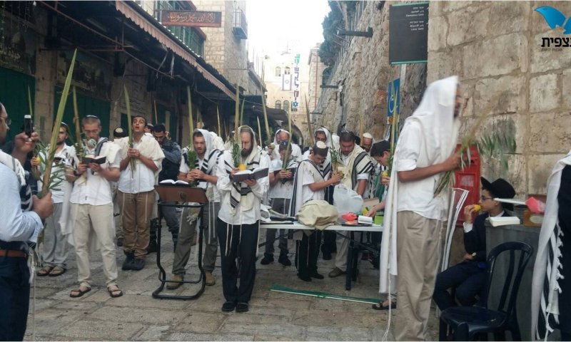 עשרות יהודים הגיעו לתפילת שחרית במקום הרצח