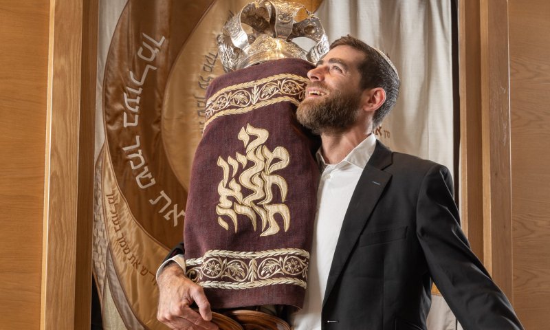 לקראת החג: הזדמנות לזכות בספר תורה משלכם