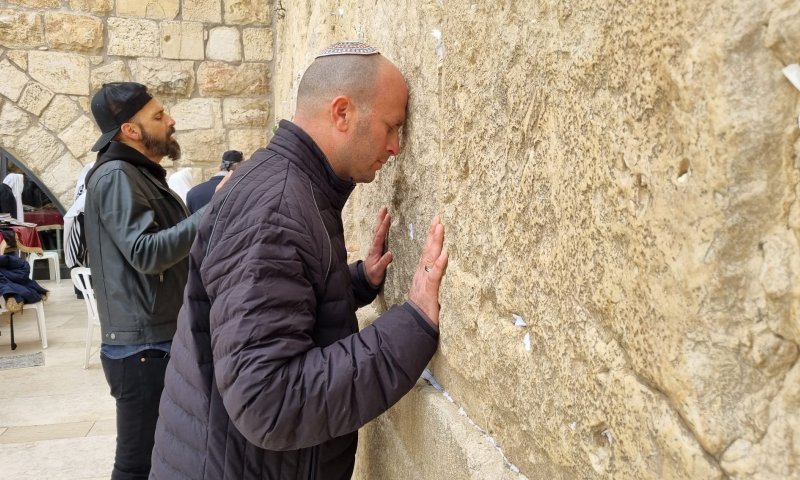 רגע לפני השבעתו לח"כ, יצחק קרויזר בתפילה בכותל