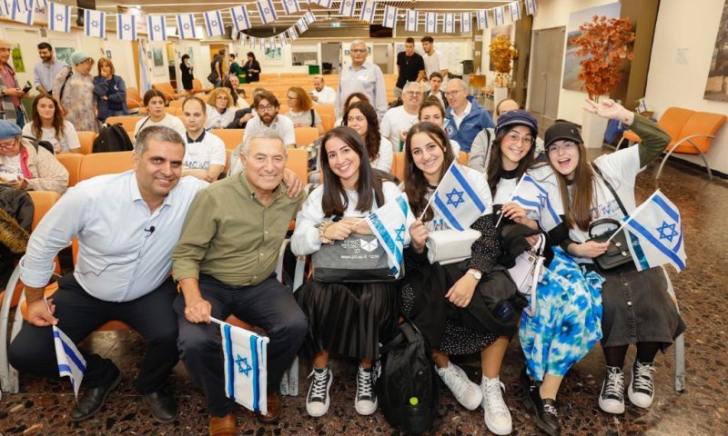 דווקא עכשיו: 26 עולים מצרפת נחתו בישראל