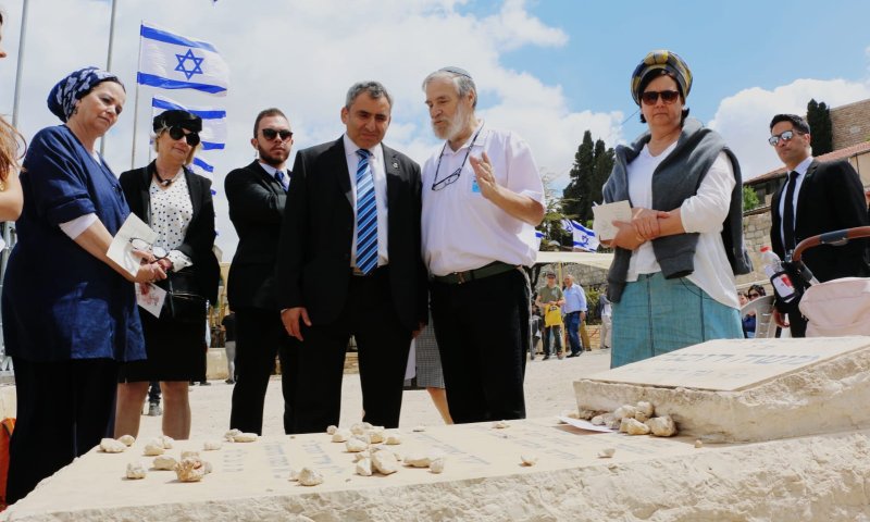 אלקין בקבר אחים: "לא מלאו להם 18 ונהרגו בקרב"