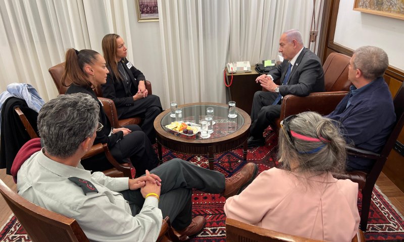 לאחר שחמאס פרסם את הסרטון: נתניהו נפגש עם משפחת החטוף