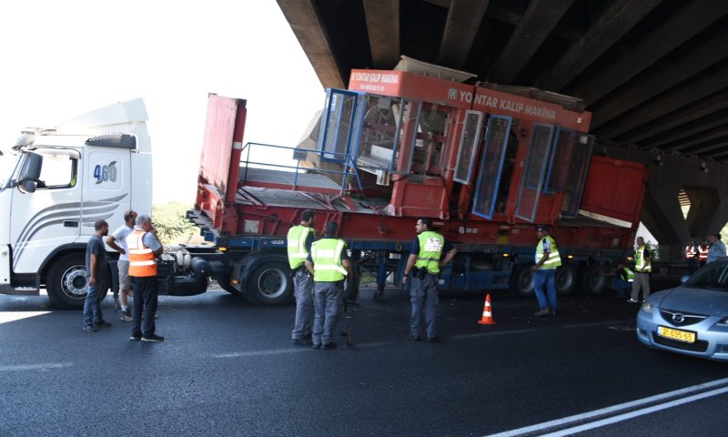 משאית פגעה בגשר 'אלוף שדה'; צפו בתיעוד מהזירה