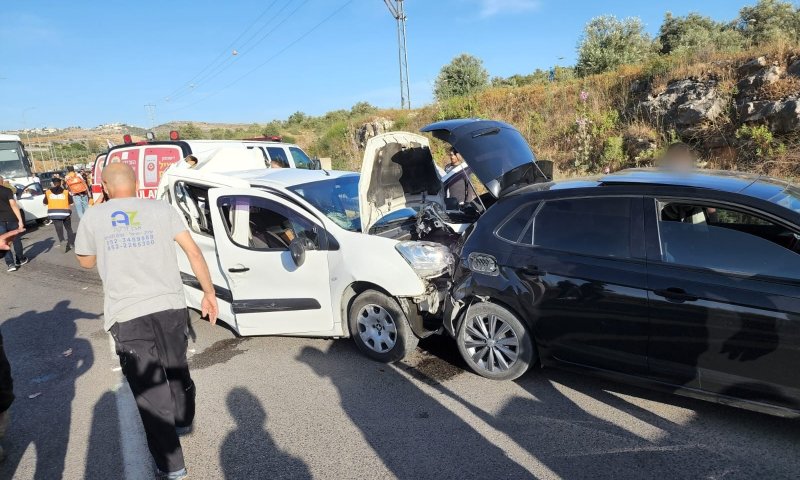 פצועים בתאונה בשומרון בין אוטובוס למספר כלי רכב