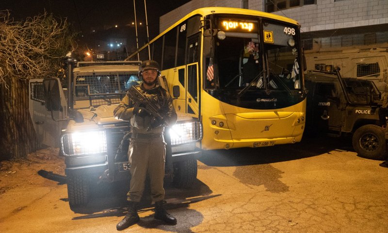 רימונים והתפרעויות: אלפים נכנסו הלילה לקבר יוסף