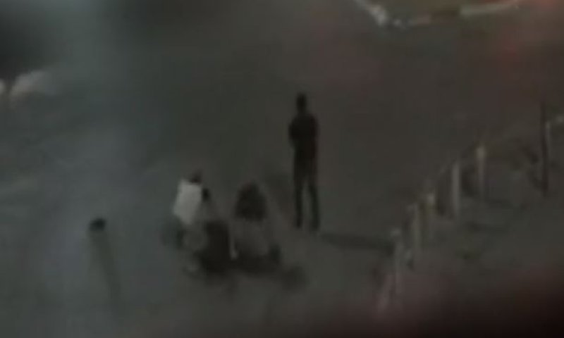 תיעוד: מסתערבים נחשפים ומתנפלים על מחבל. צפו