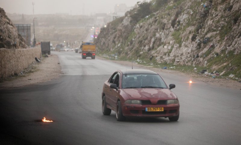 כתב אישום נגד חשודים שיידו בקבוקי תבערה ב-443
