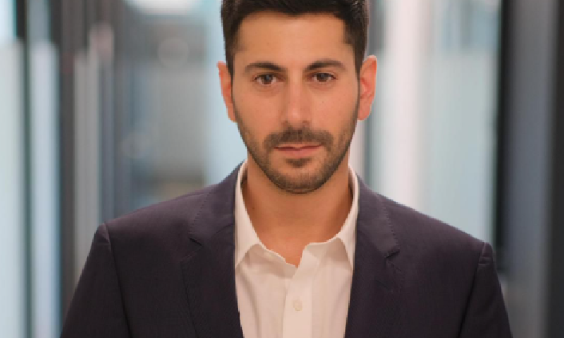 מפתיע: למרות פיטוריו, עומר דוסטרי מגן על נתניהו