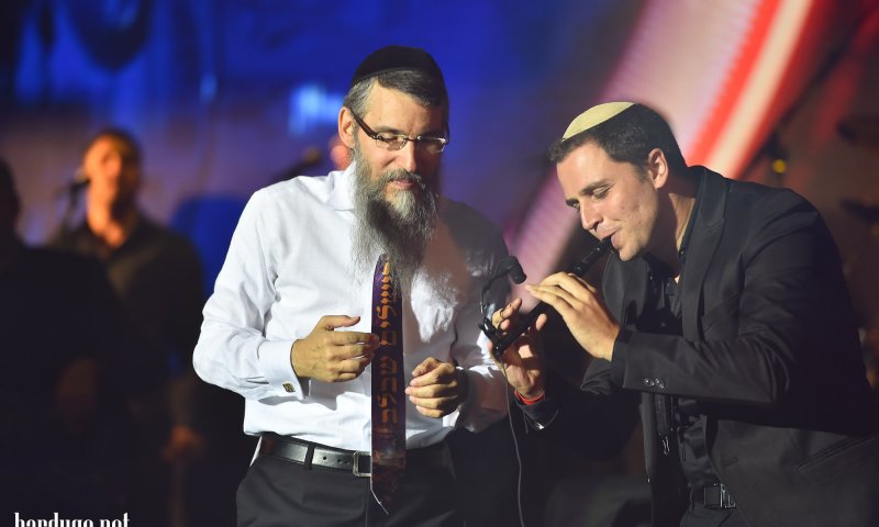 אברהם פריד זועם: גנבו לי שיר והפיצו בווטסאפ