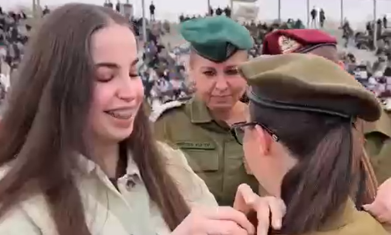 מרגשת: אגם ברגר מעניקה סרט לאחותה בסיום הקורס. צפו