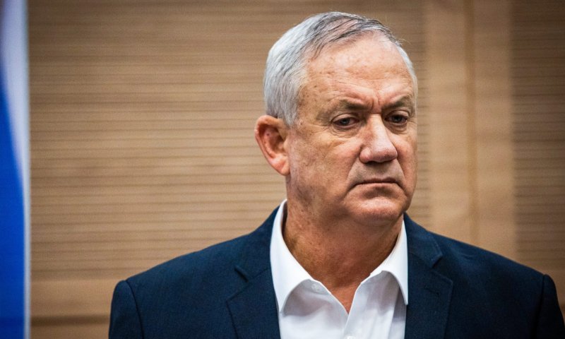 גנץ ובר לב קבעו: חיילות לא יתייחדו עם אסירים