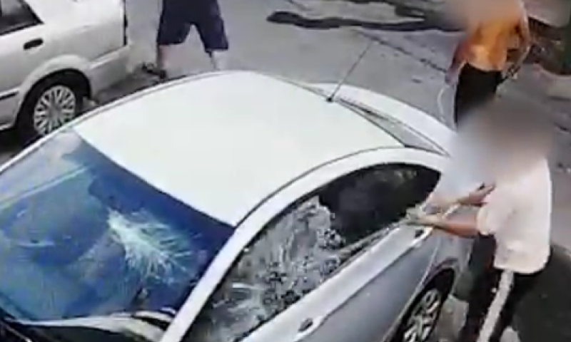 צפו: נפצו רכבים עם מוטות ברזל בסכסוך משפחה