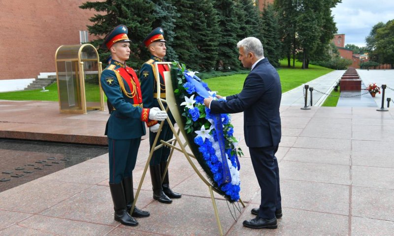 לפיד בביקור ראשון ברוסיה: זר על חומות הקרמלין