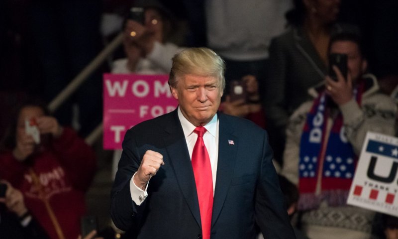 טראמפ אירח מכחיש שואה: "לא ידעתי"