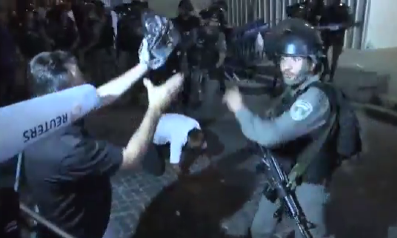 צפו: עימותים קשים בין כוחות הבטחון למתפרעים מוסלמים