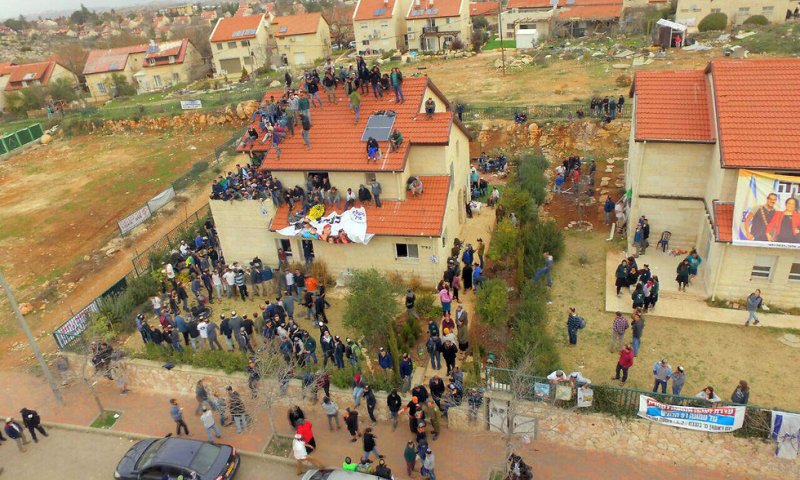 מאות מתבצרים באחד הבתים, כוחות הבטחון מכתרים אותם