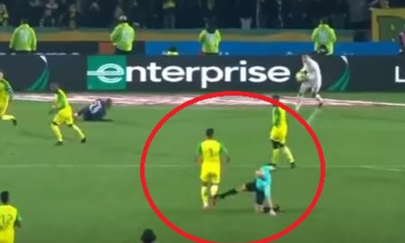 הזוי: השופט בעט בשחקן והוציא לו כרטיס אדום