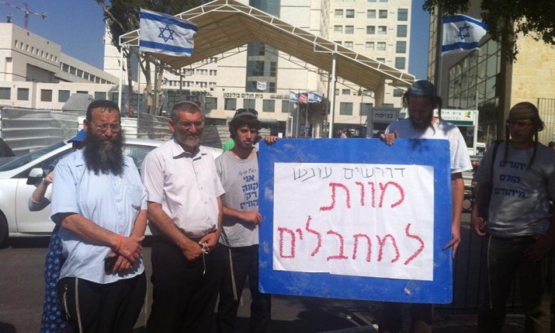 מרזל ובן ארי באו "להעניק טיפול רפואי למחבל"