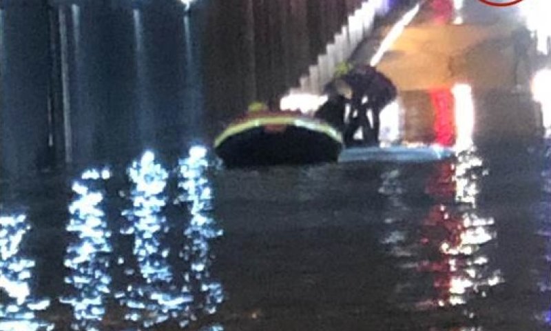 תיעוד דרמטי: חילוץ נהג שנלכד במנהרה מוצפת. צפו