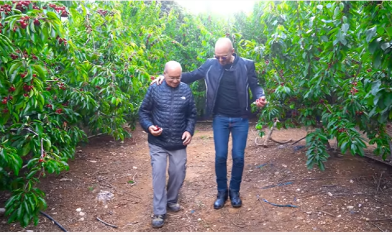 פותח שבוע: אברהם טל בקליפ חדש ושמח עם אביו