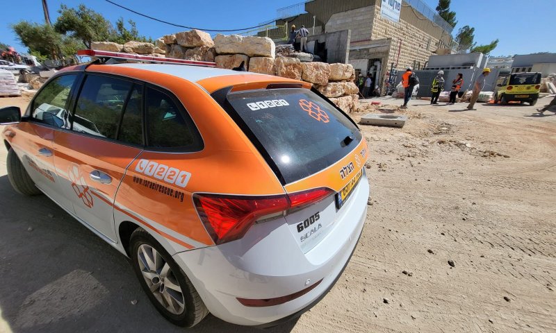 פועל נפל מגובה של 4 קומות בירושלים, מצבו קשה