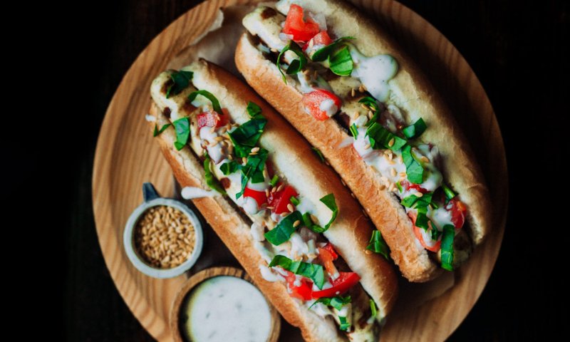 נקניקיות טבעוניות ברוטב אחו-בלנקו