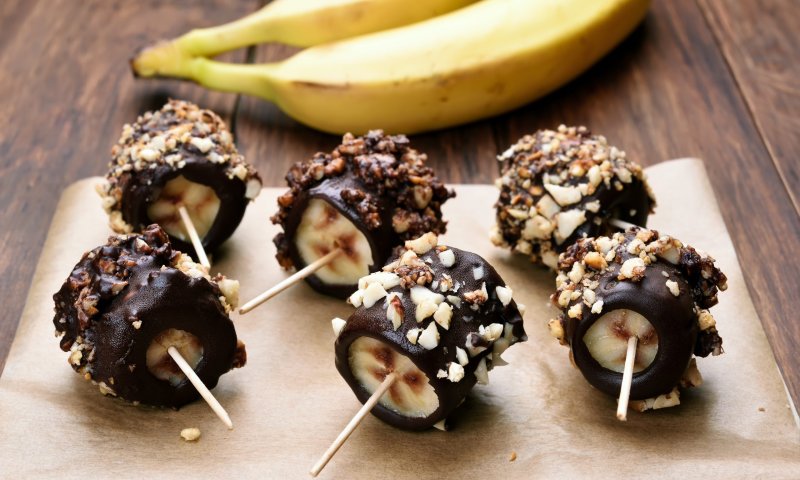 זמן להתפנק: מתכון לשיפודי בננה ושוקולד מריר