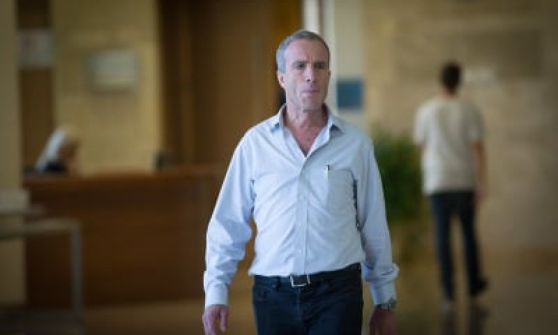 שטרן: "כיהודי חובש כיפה איני יכול לעבור לסדר היום"