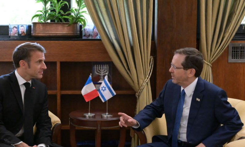 הרצוג נפגש עם מקרון: "חיזבאללה משחקים באש"