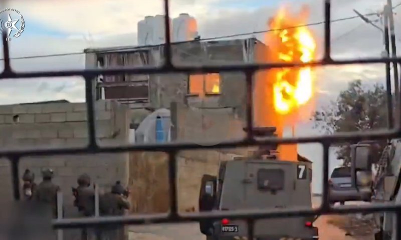 תיעוד דרמטי: מסתערבי מג״ב מחסלים מחבלים ומקריסים מבנה בג'נין