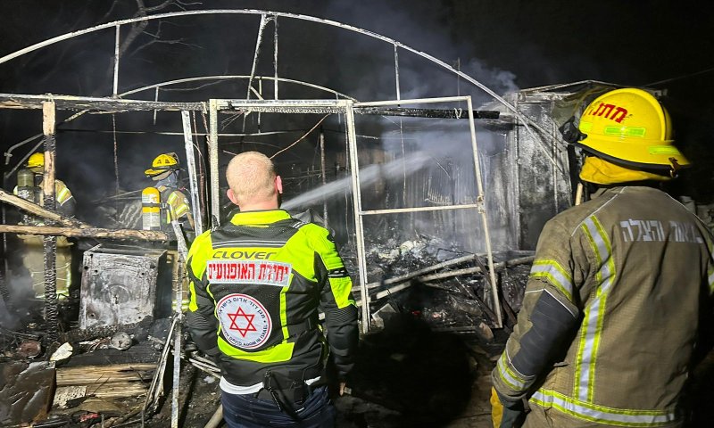טרגדיה בהרצליה: גבר כבן 40 נהרג בשריפת קראוון
