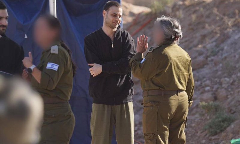 צפו: תמונות ראשונות של החטופים בשטח ישראל