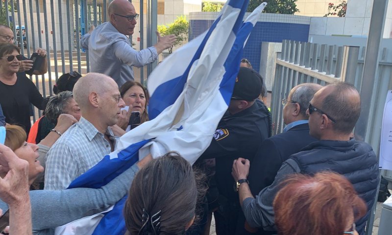 אחמד טיבי הסית &ndash; והותקף. תיעוד