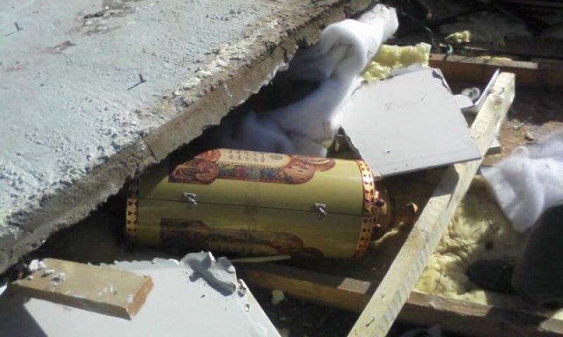 ספר התורה בתוך הבית שנהרס לפנות בוקר באיתמר