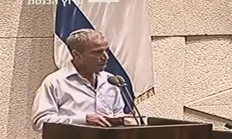 שטרן עלה לדוכן עם ספרי הלכה כדי להוכיח את דבריו; צפו