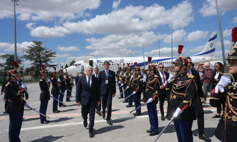 ביקור רשמי ראשון: לפיד נחת בצרפת