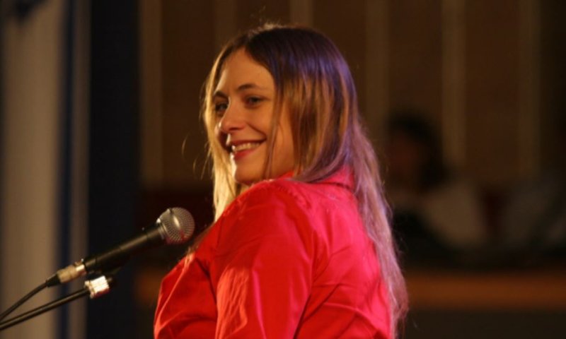 אוי לה לקרן פלס שהעזה