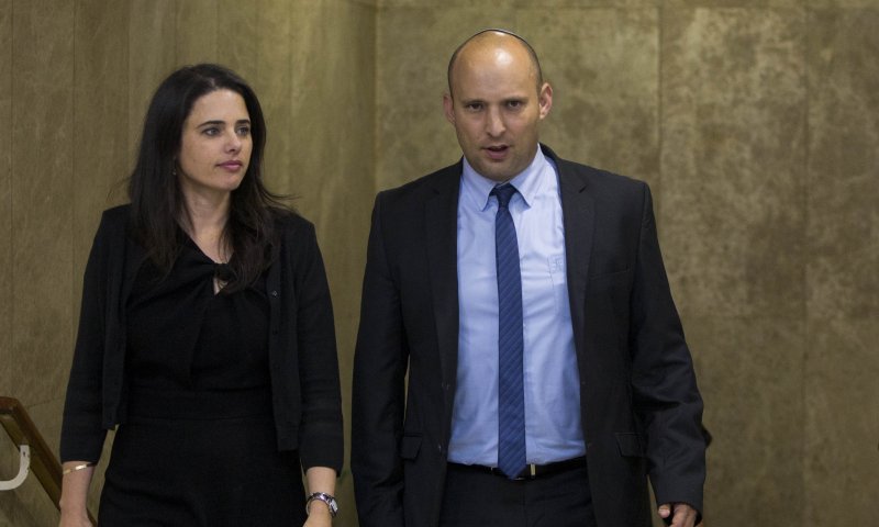 זה לא בנט זה אתם- פרשנות